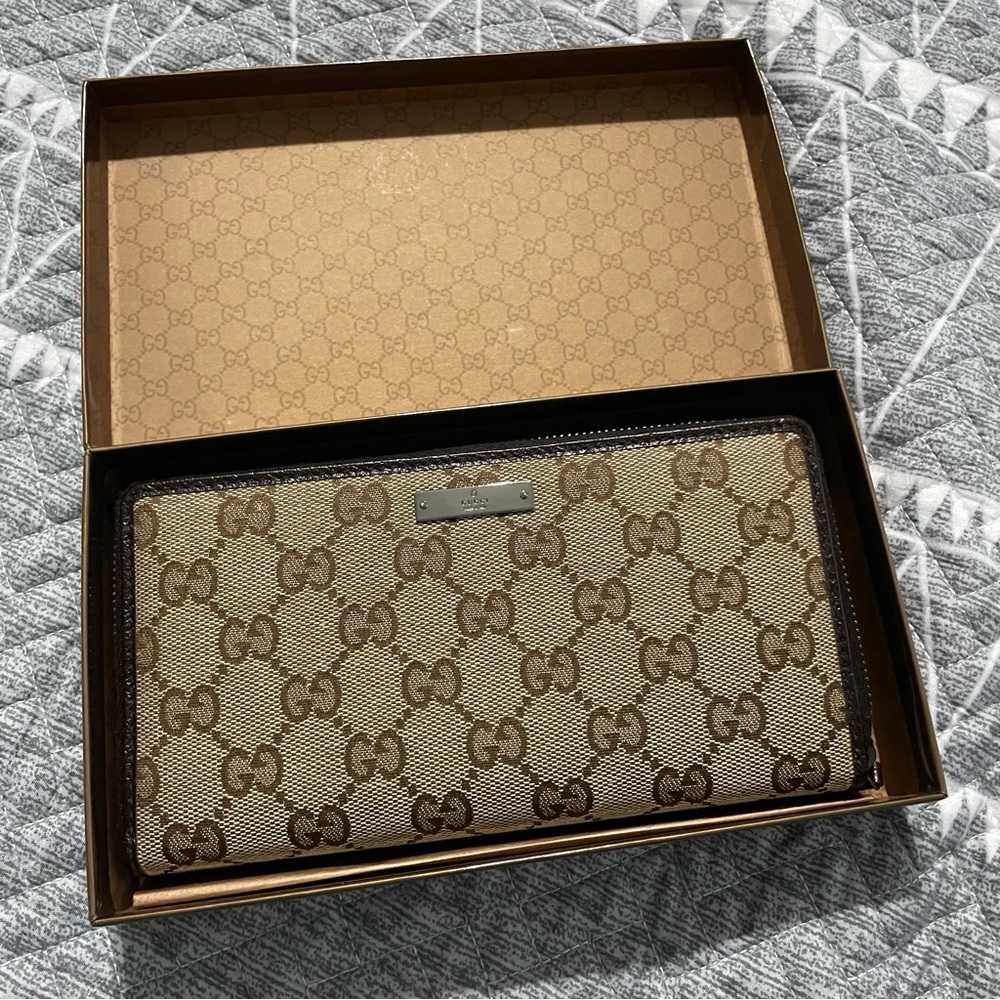 Gucci zipping wallet